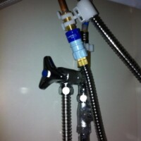 シンク下水道管で分岐します。