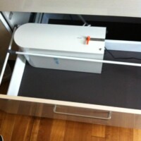 システムキッチン引き出し式の場合は写真の様に引き出し内に置きます。